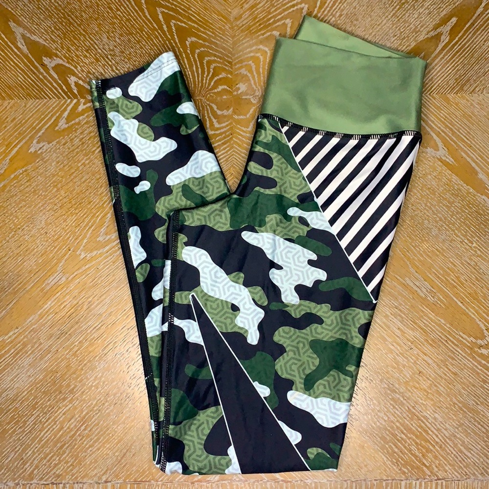 CIMA ACTIVEWEAR Colombian Black Stripe Green Camouflage Leggings O/S